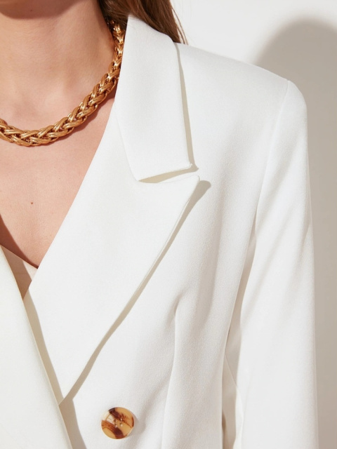 Dvojradové sako skvele podčiarkne minimalistický štýl