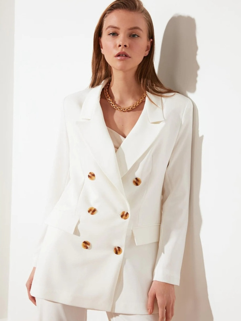 Dvojradové sako skvele podčiarkne minimalistický štýl