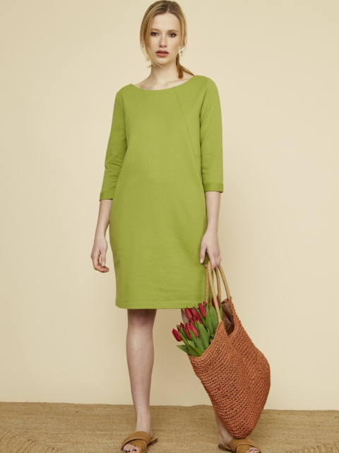 Teplákové šaty na jar: univerzálny kúsok pre každú príležitosť