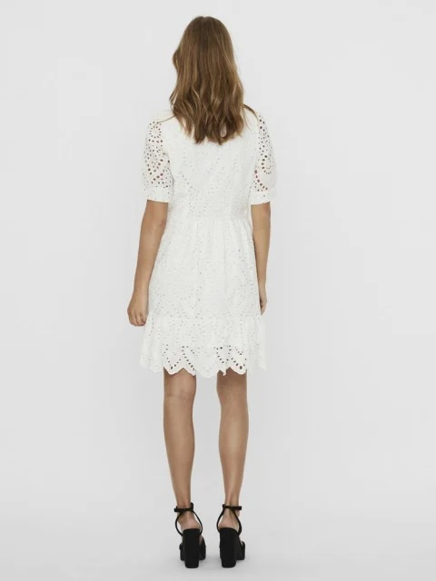 Ideálny outfit na rande či letnú párty? Biele šaty s madeirou!