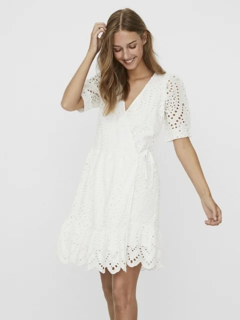 Ideálny outfit na rande či letnú párty? Biele šaty s madeirou!